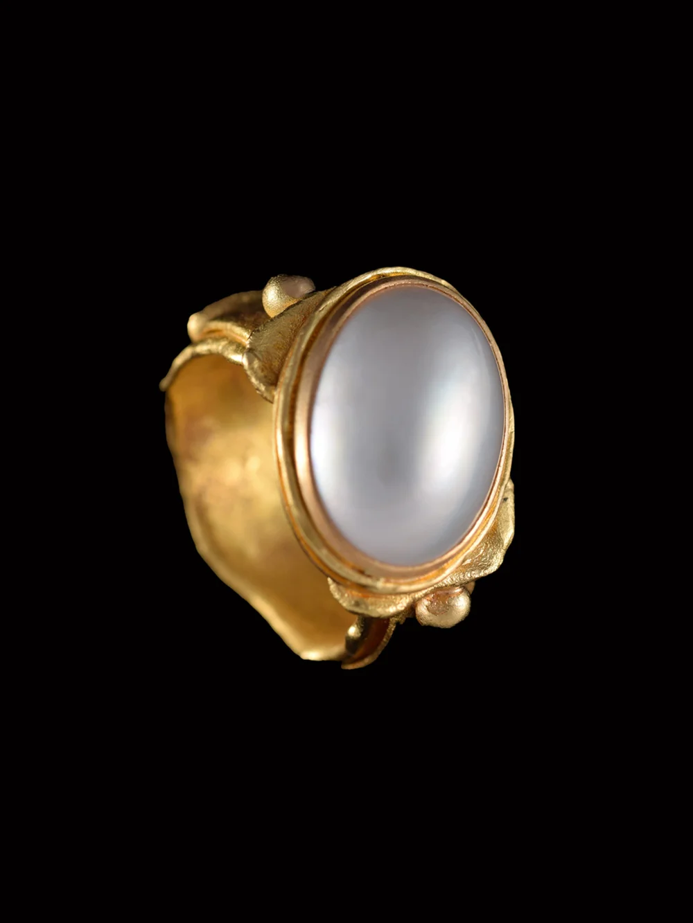 White Mabé Pearl Ring